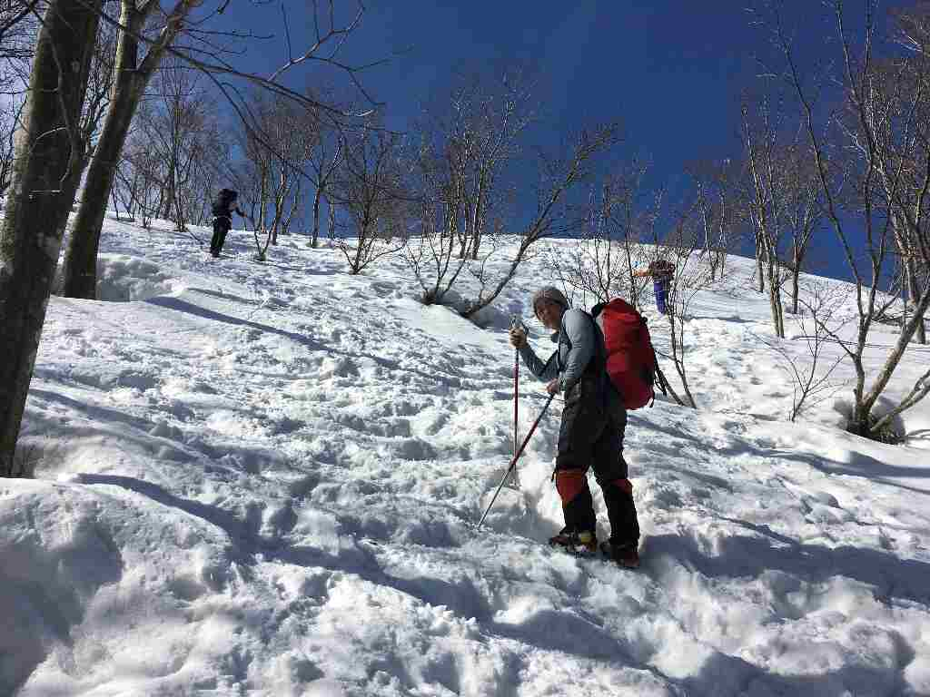 前山への登り